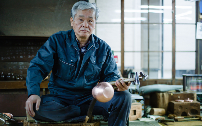 燕鎚起銅器の職人