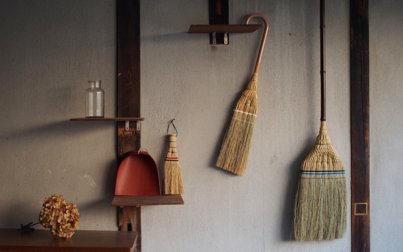 壁に掛けられたほうき