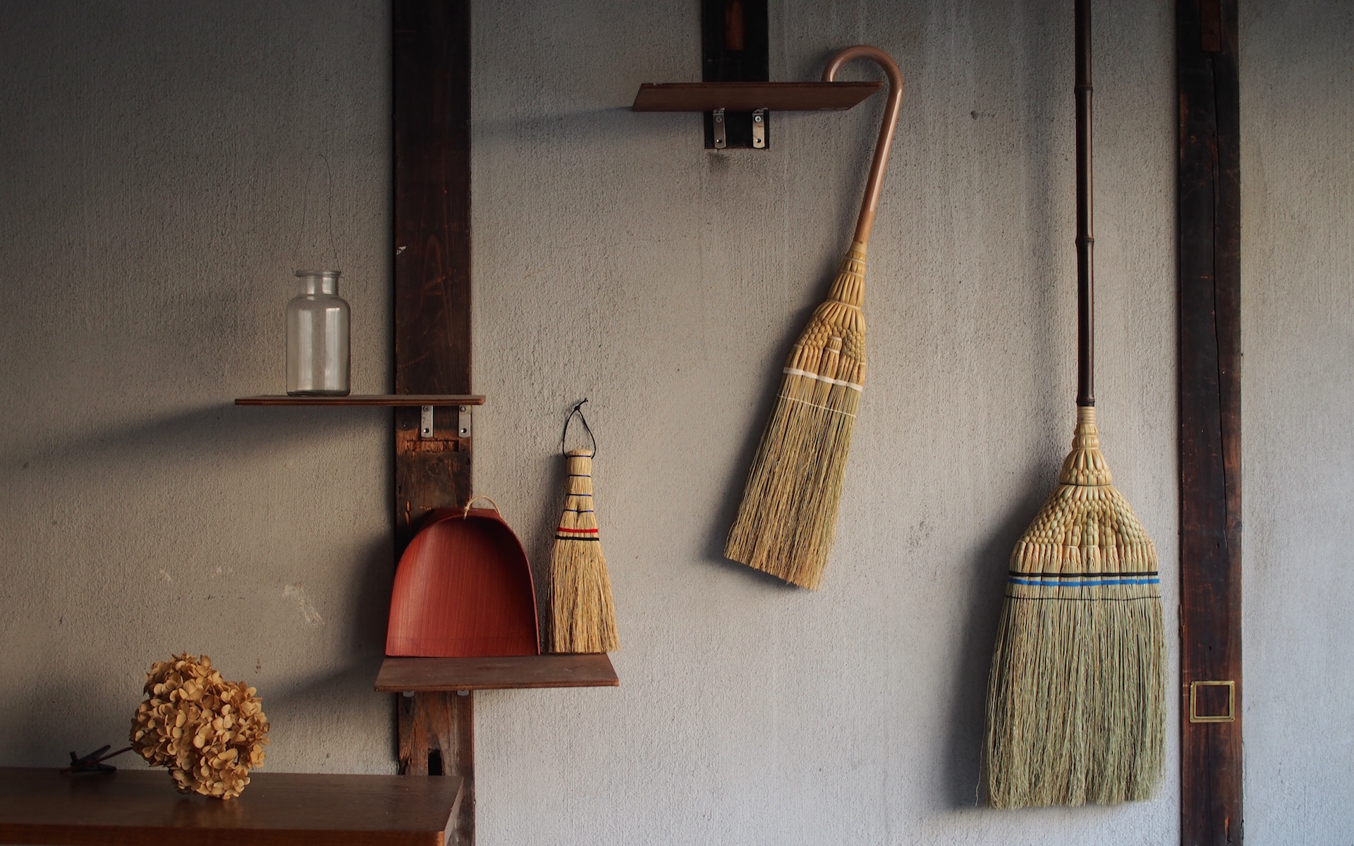 壁に掛けられたほうき