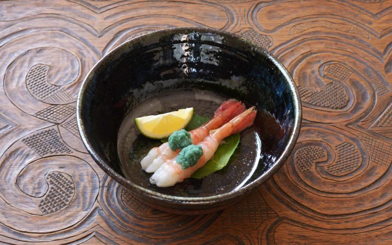 陶磁器の器に入ったボタンエビの刺身