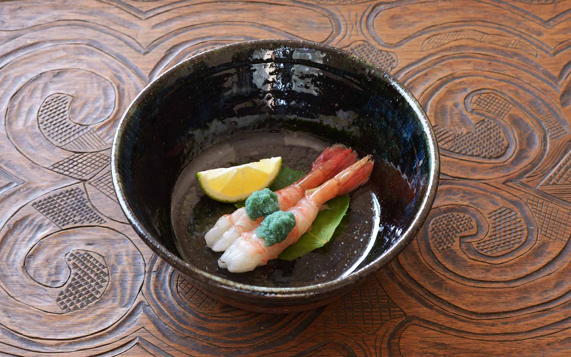 陶磁器の器に入ったボタンエビの刺身