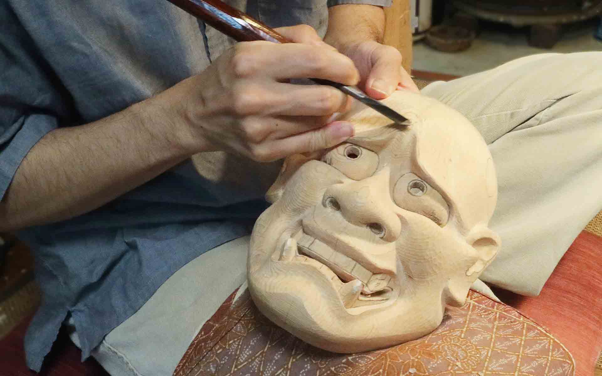 輪郭などの下絵も描いては掘り、描いては掘り作業を繰り返し作り上げていく