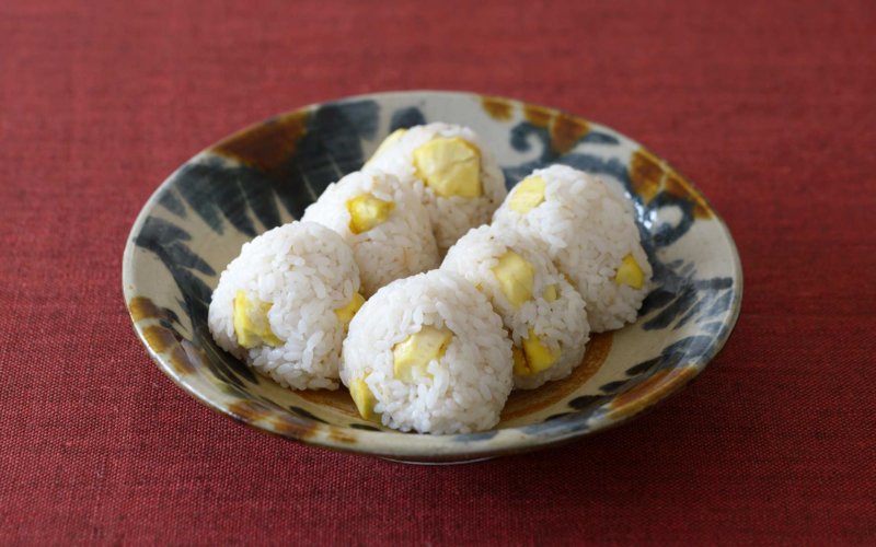 みんげいおくむらの奥村さんによる連載　わたしの一皿・やちむん恩納村の照屋窯のうつわ