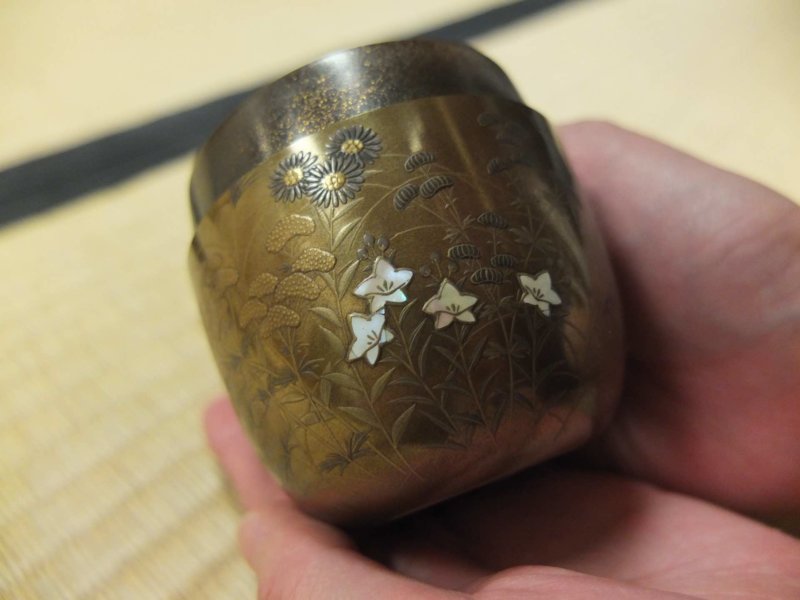 金銀を散らした表面に、秋の花が咲く