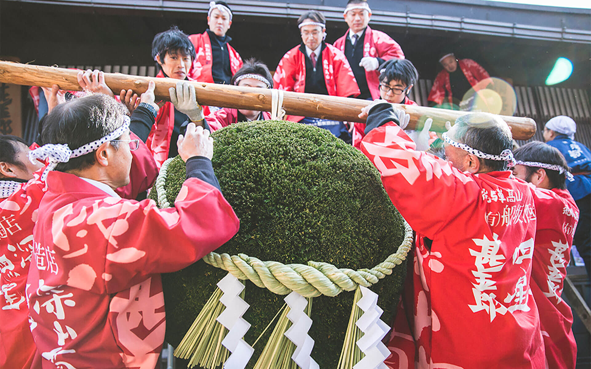 日本酒、新酒、杉玉。飛騨高山・高山・舩坂酒造の杉玉奉納会