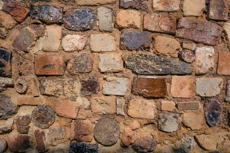 有田のトンバイ塀_左中程、ドーナツ型のものがトチン