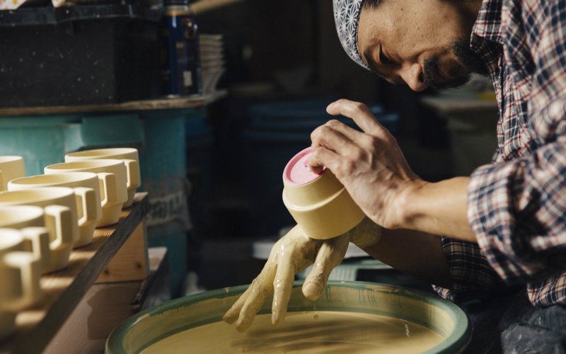波佐見焼の釉薬はすべて手作業で塗る