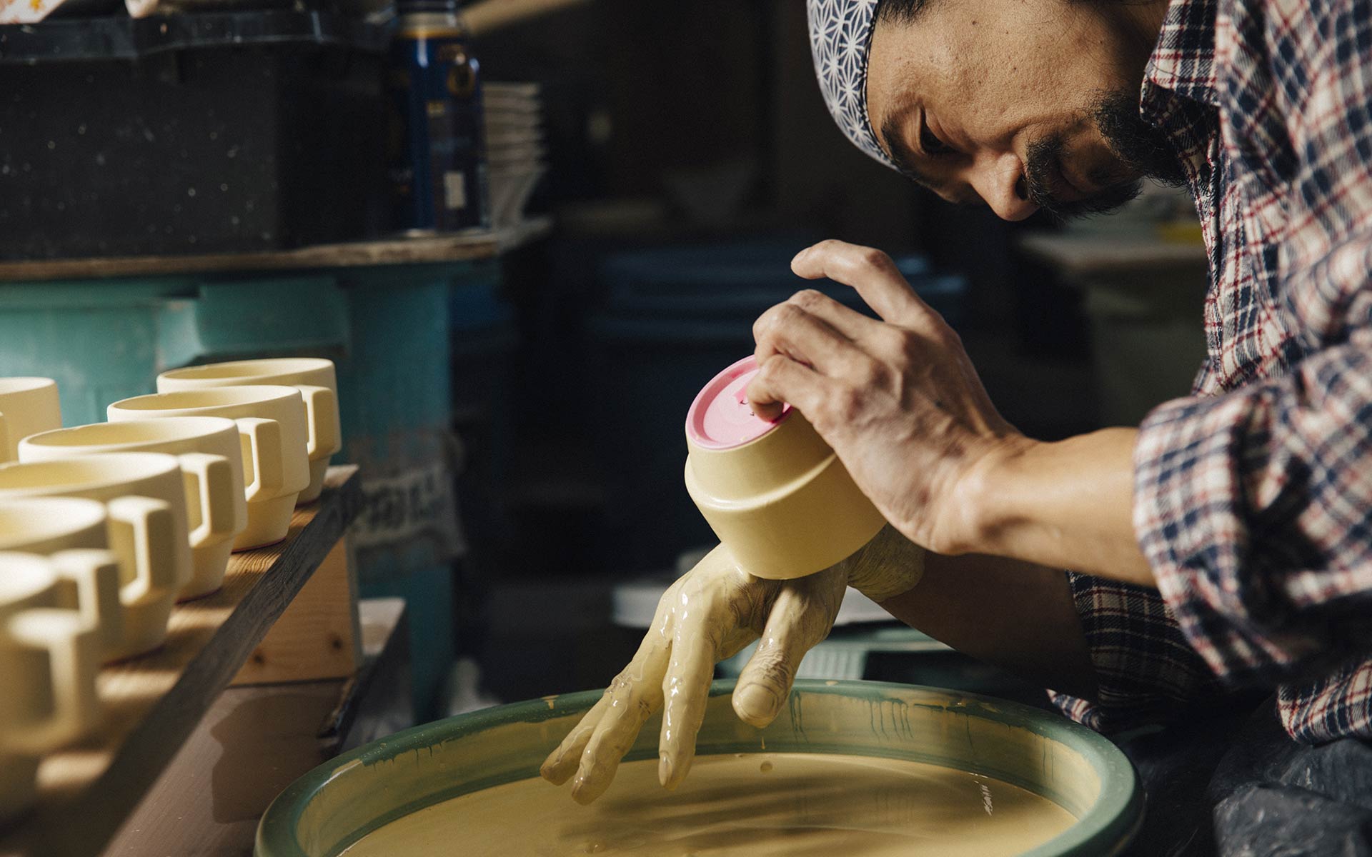 波佐見焼の釉薬はすべて手作業で塗る