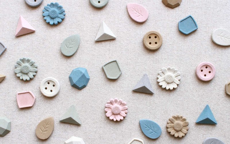 有田 hibi 陶器ブローチの素材　多孔質セラミック