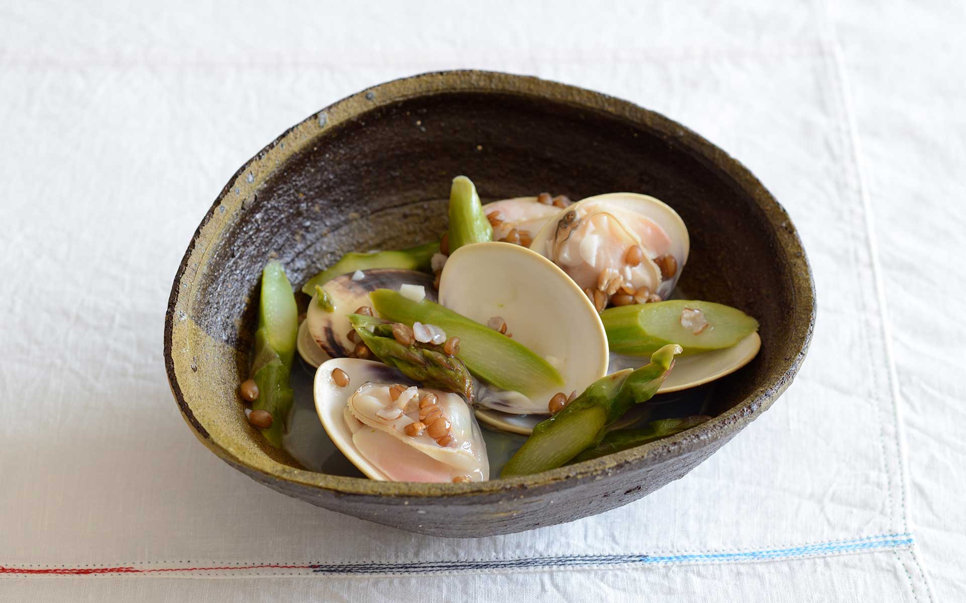 みんげいおくむらの奥村さんが作る料理、沖縄の南蛮に盛り付け