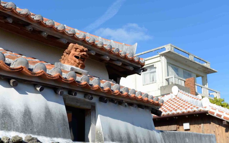 シーサーの乗った赤瓦