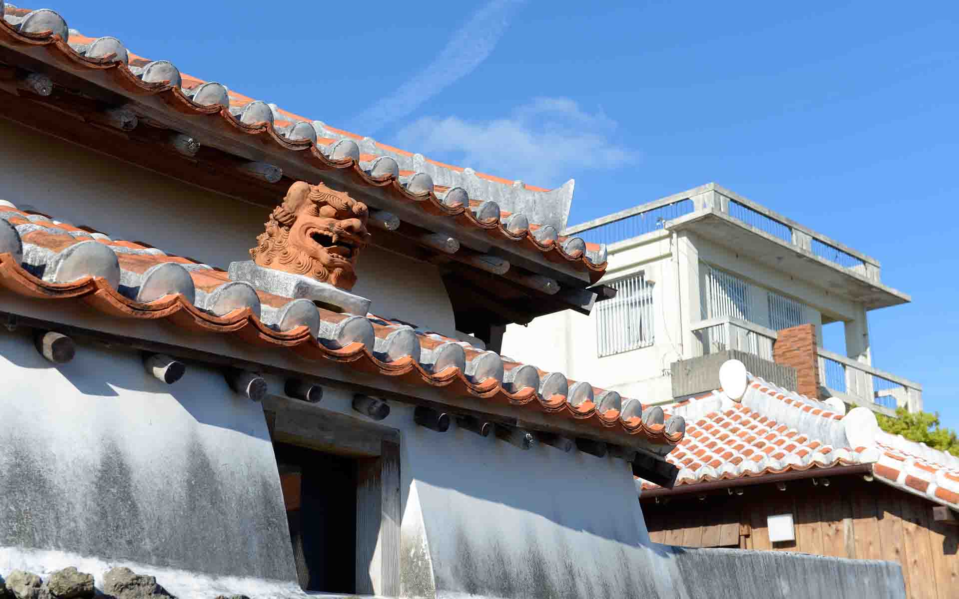 シーサーの乗った赤瓦