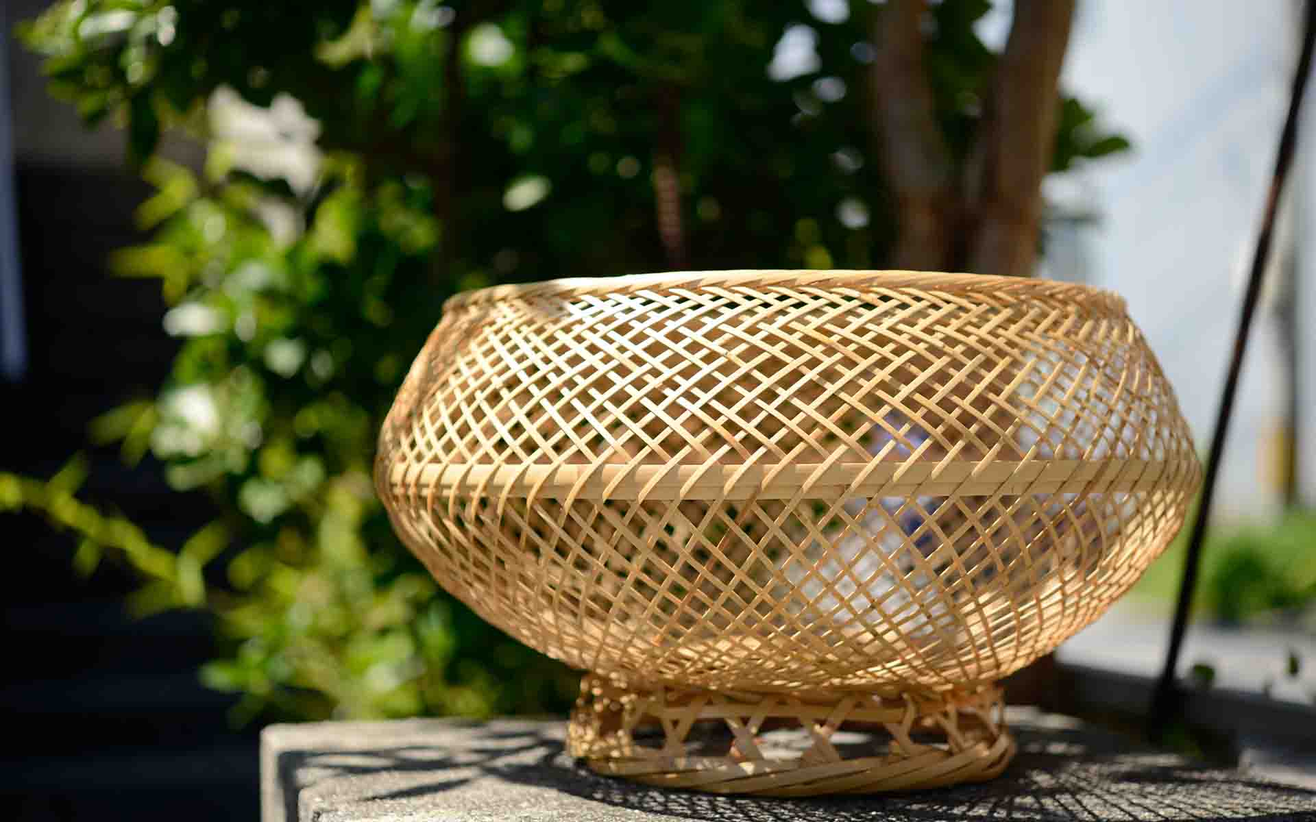 こちらの美しいかごは布バーラ (ウーバーラ) 。芭蕉布を織るために、割いた繊維を入れ、糸を紡ぐ際に使われます