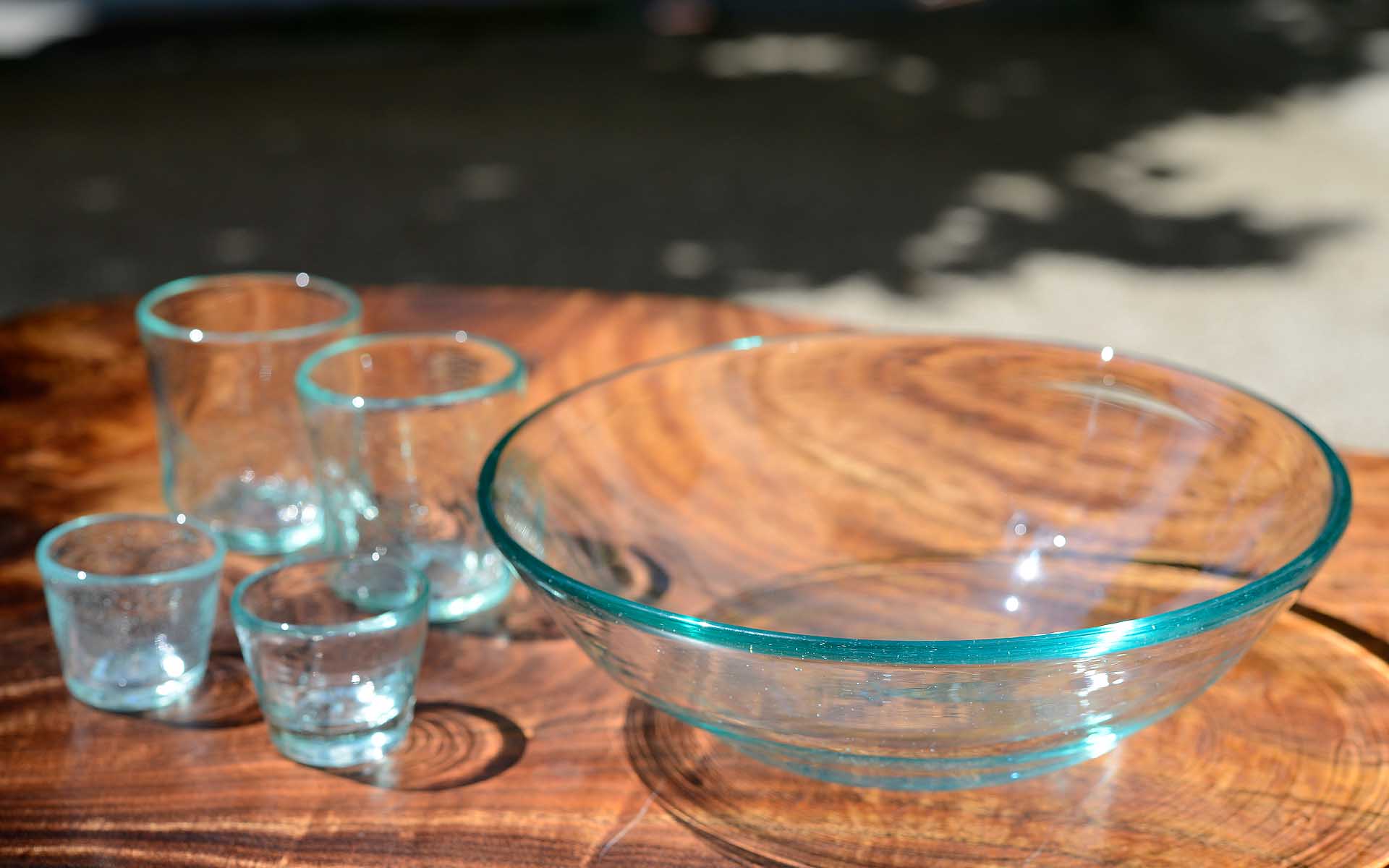 琉球ガラスでつくられた涼しげなうつわたち