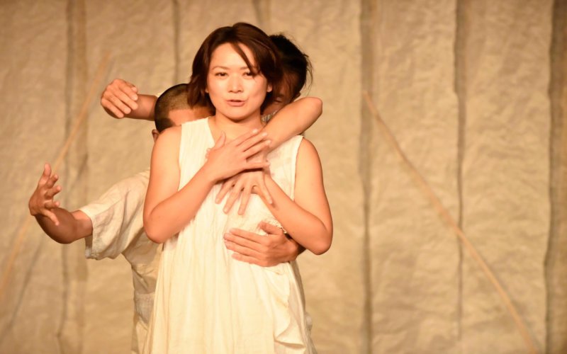 和紙を活用した舞台で活躍する女優 浜田あゆみさん