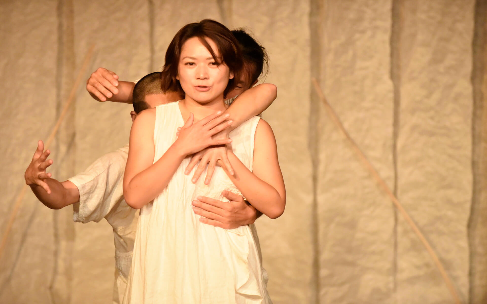 和紙を活用した舞台で活躍する女優 浜田あゆみさん