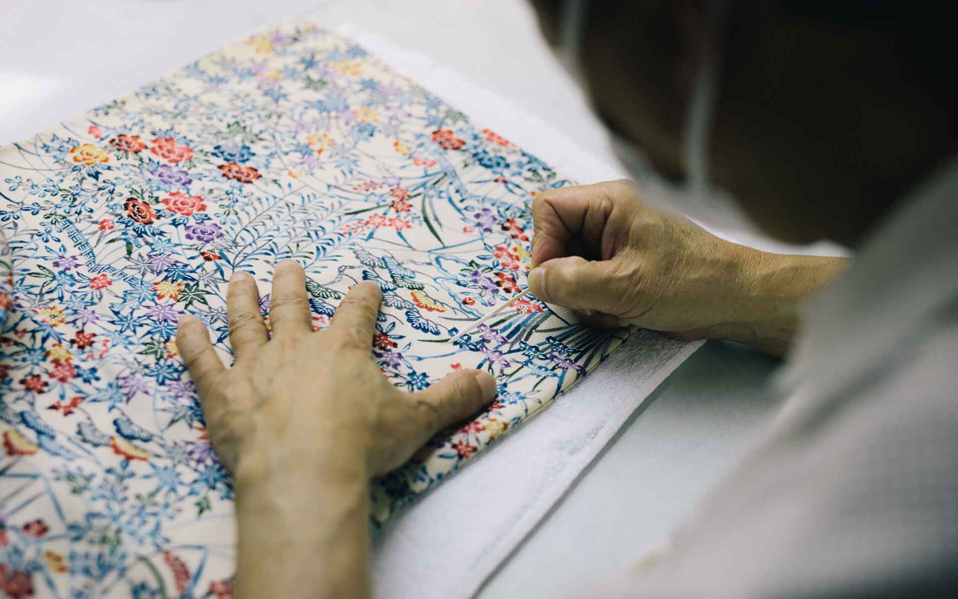 シミ抜きでは、薬剤をシミの部分にだけ染み込ませて、落とし、洗浄します