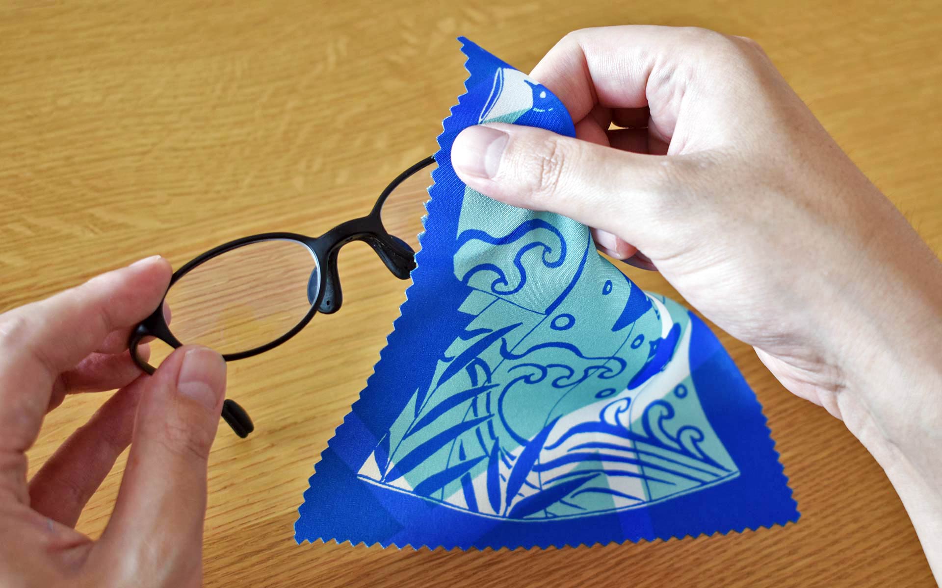 メガネを拭くおふき