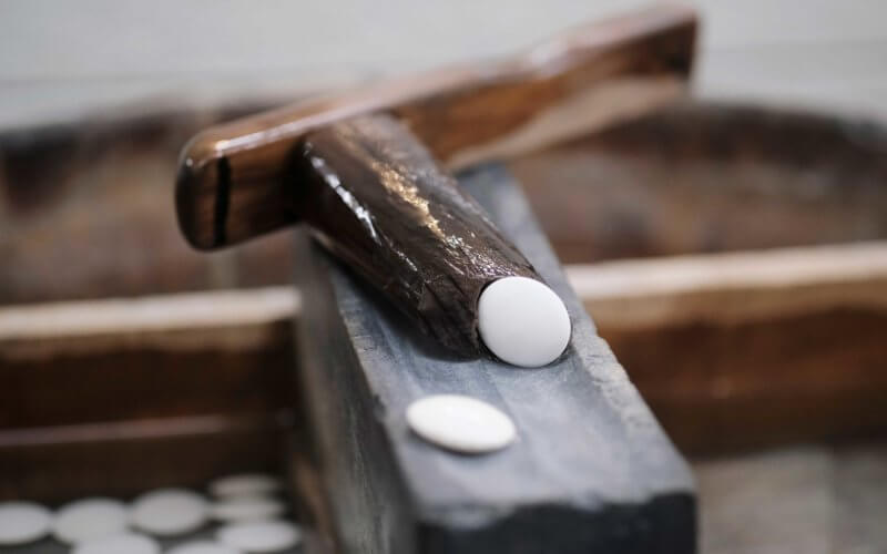 ハマグリ碁石を削る手刷りの道具