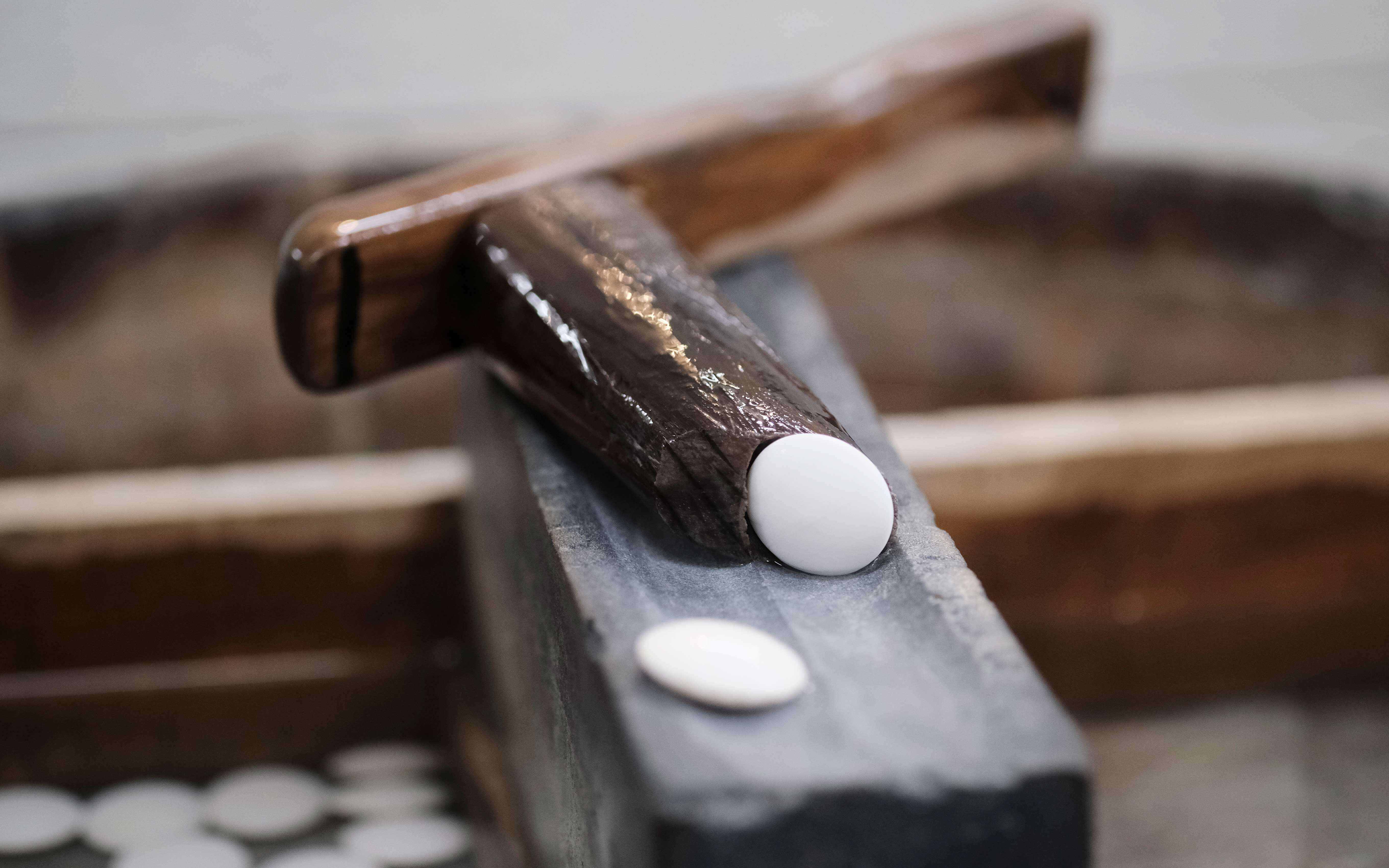 ハマグリ碁石を削る手刷りの道具