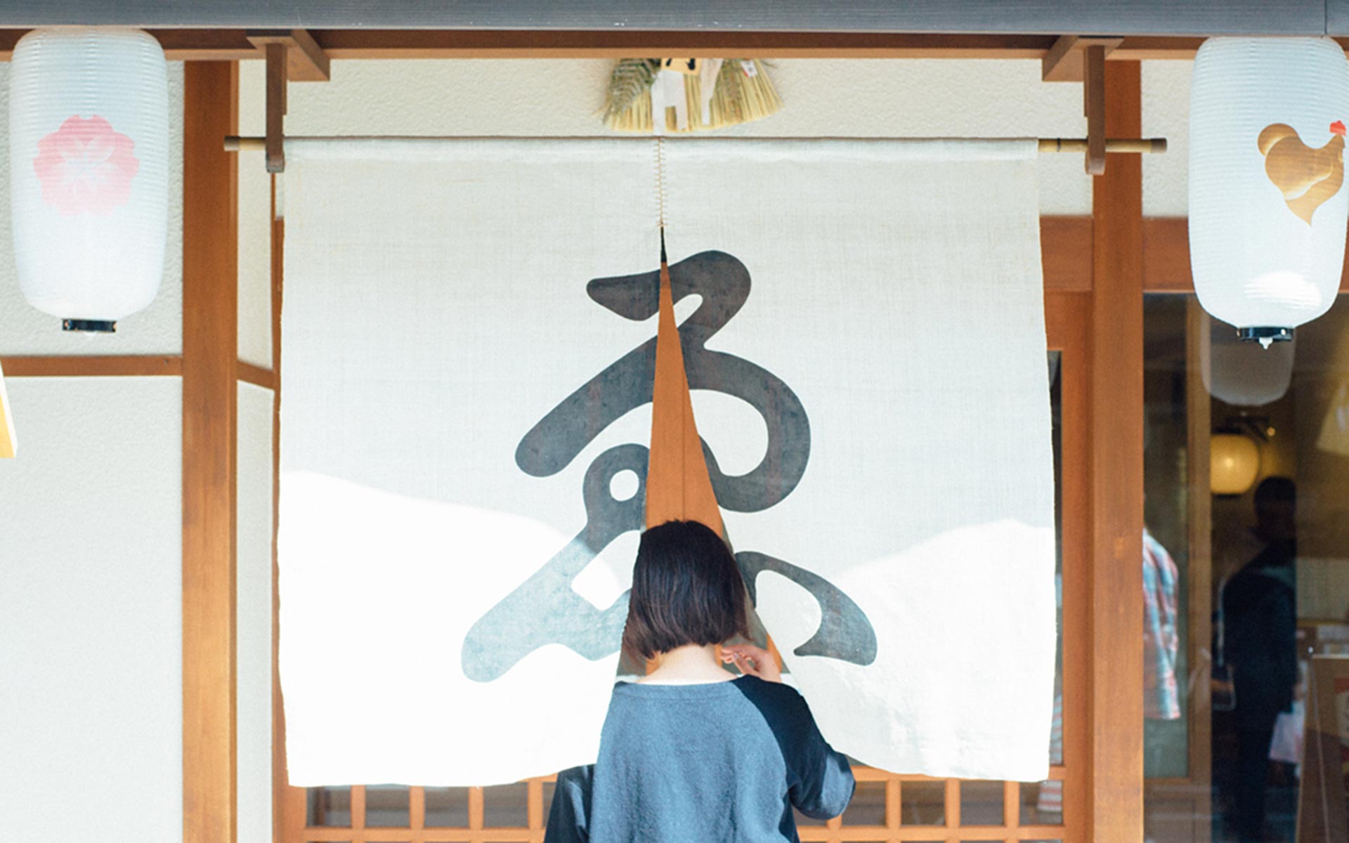 ゑびやさんは伊勢神宮内宮の入り口にあたる、宇治橋前広場から徒歩約1分。お参り前にも後にも立ち寄りやすい場所にあります