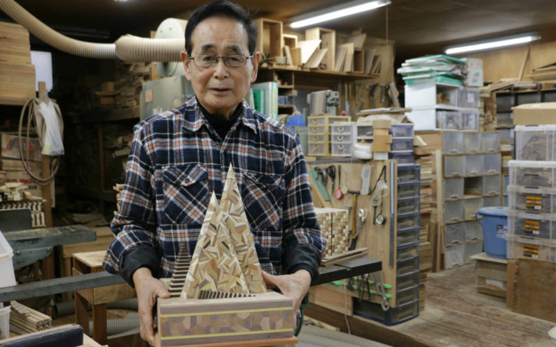 箱根寄木細工で作った、箱根駅伝トロフィー