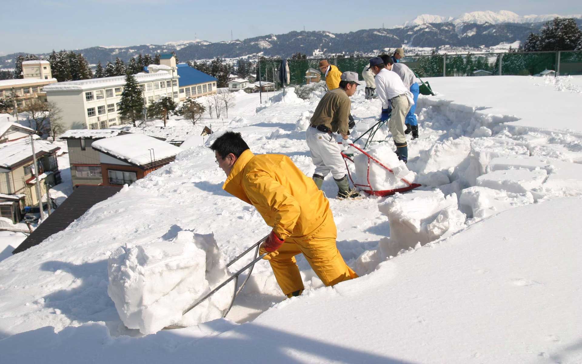 新潟・十日町にある山田屋商店の雪かき道具・クマ武スノーダンプ