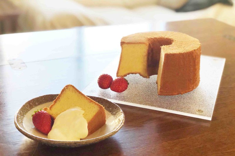 アルミ製のシフォンケーキ型で焼いたシフォンケーキ