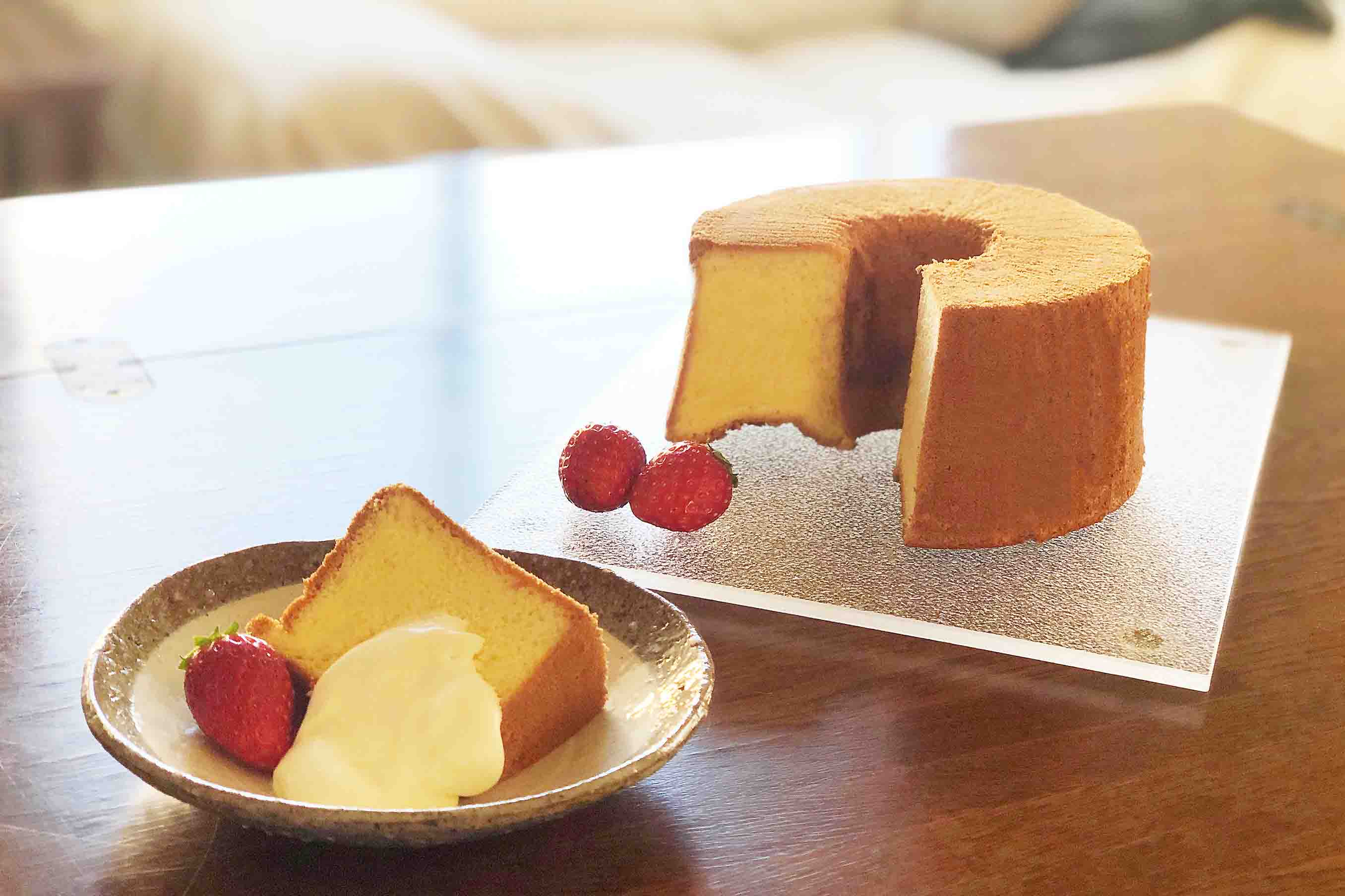 アルミ製のシフォンケーキ型で焼いたシフォンケーキ