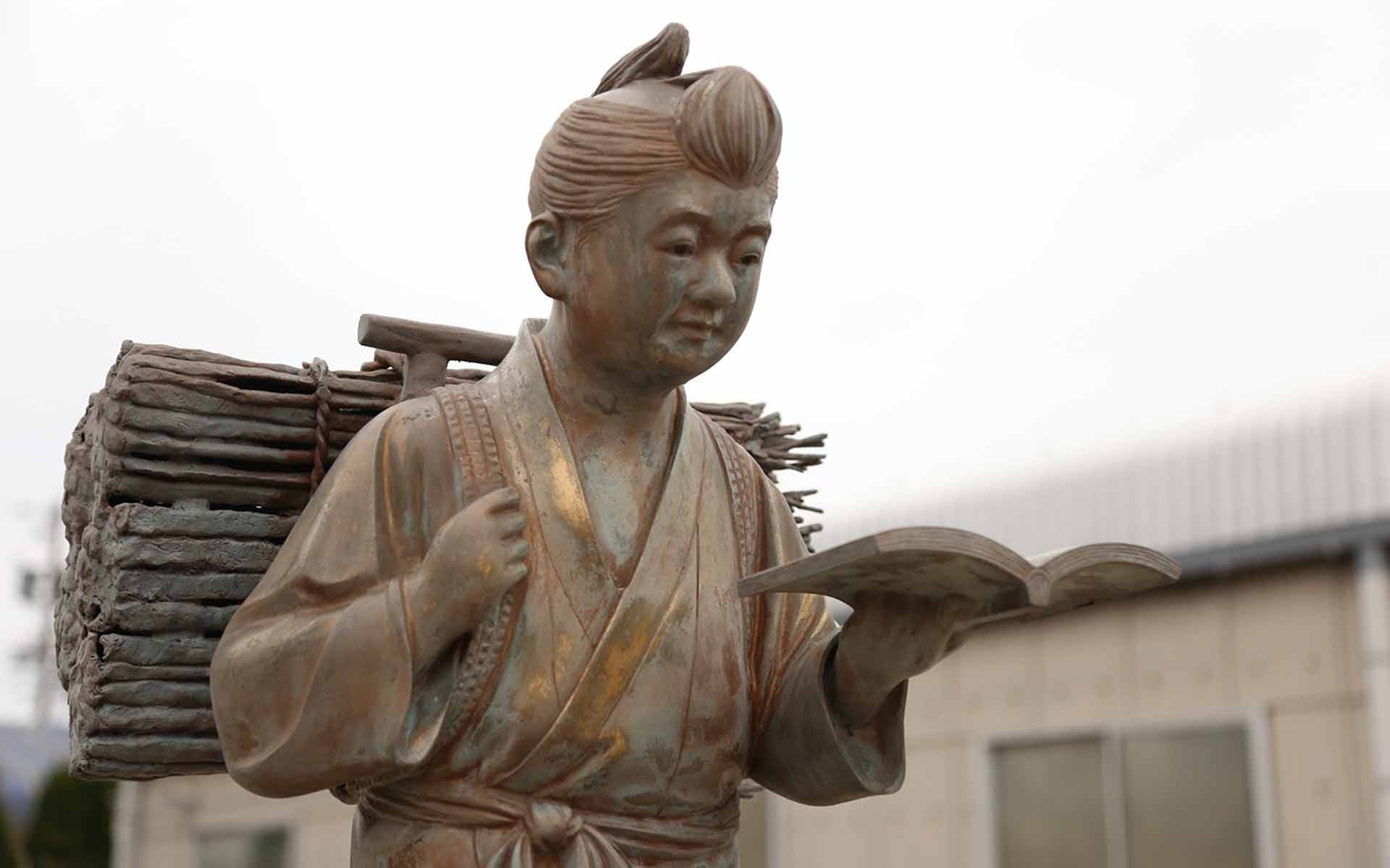 平和合金の金次郎像