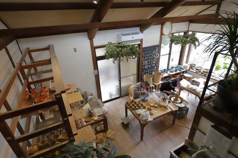 カフェスペースから見える工房の様子
