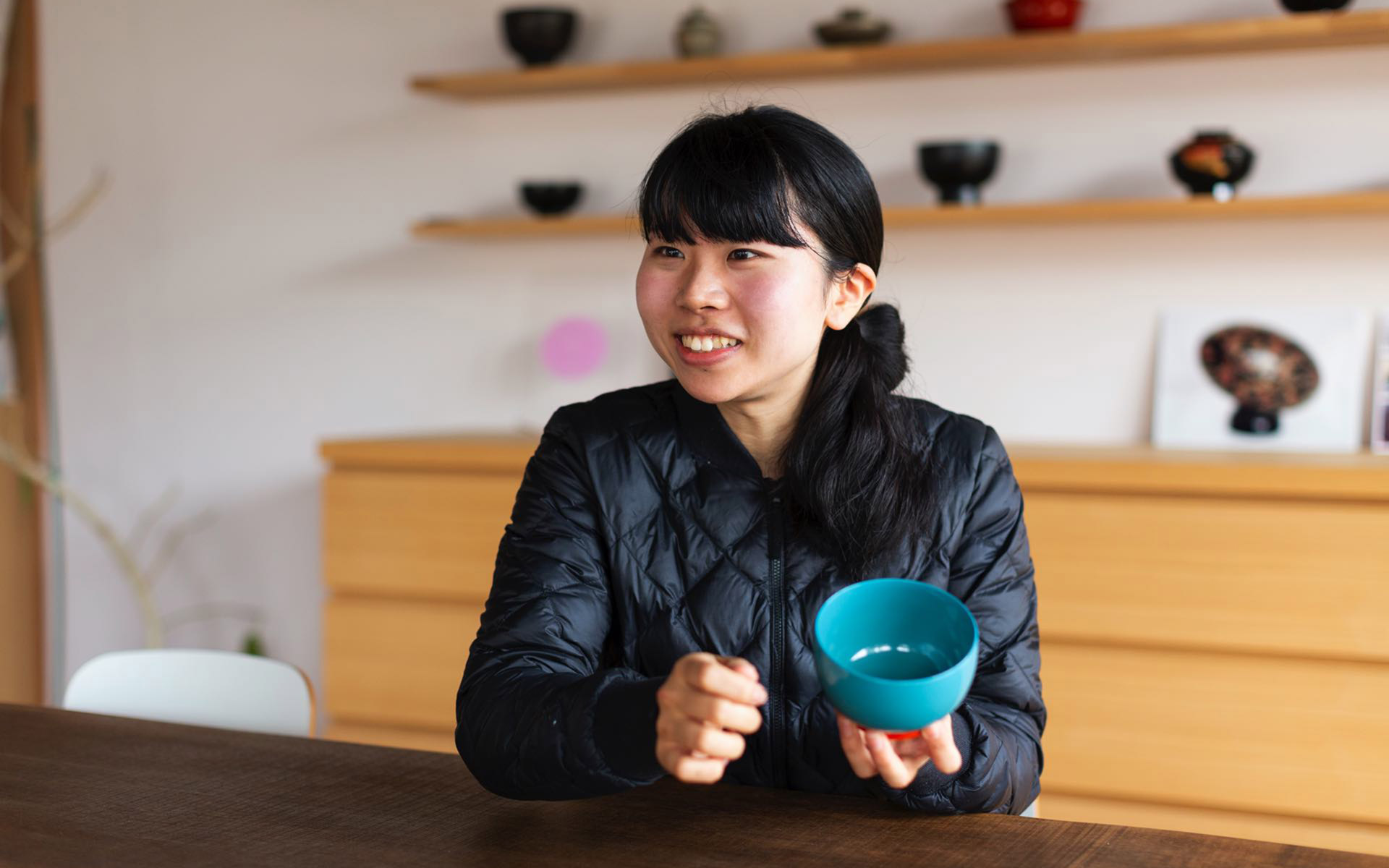 漆琳堂の職人、高橋菜摘さん