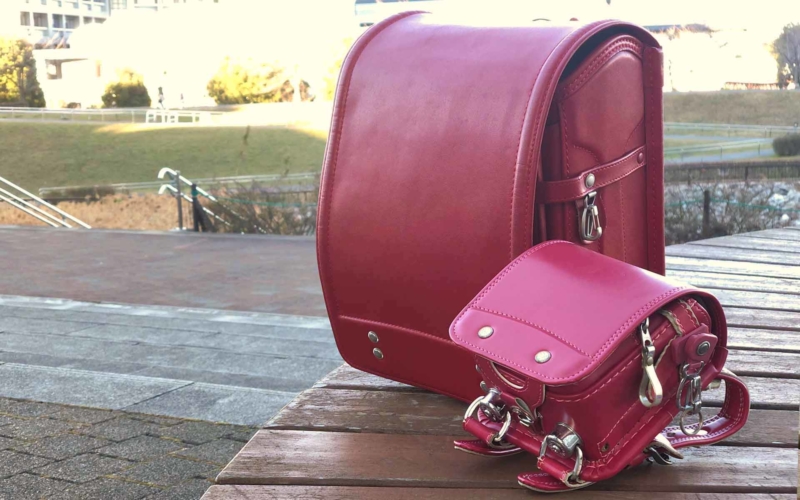 約1/4サイズに生まれ変わったランドセル。元の大きさのものと並べると親子のよう