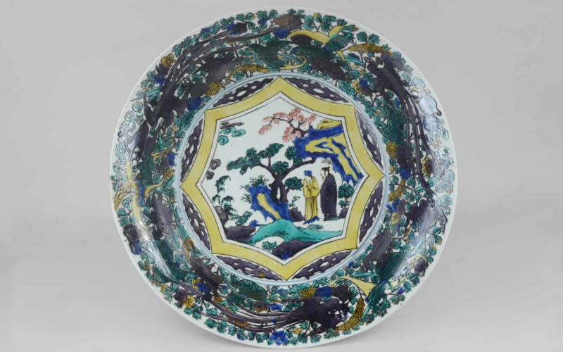 古九谷　色絵百花手唐人物図大平鉢（加賀市指定文化財）石川県九谷焼美術館 蔵