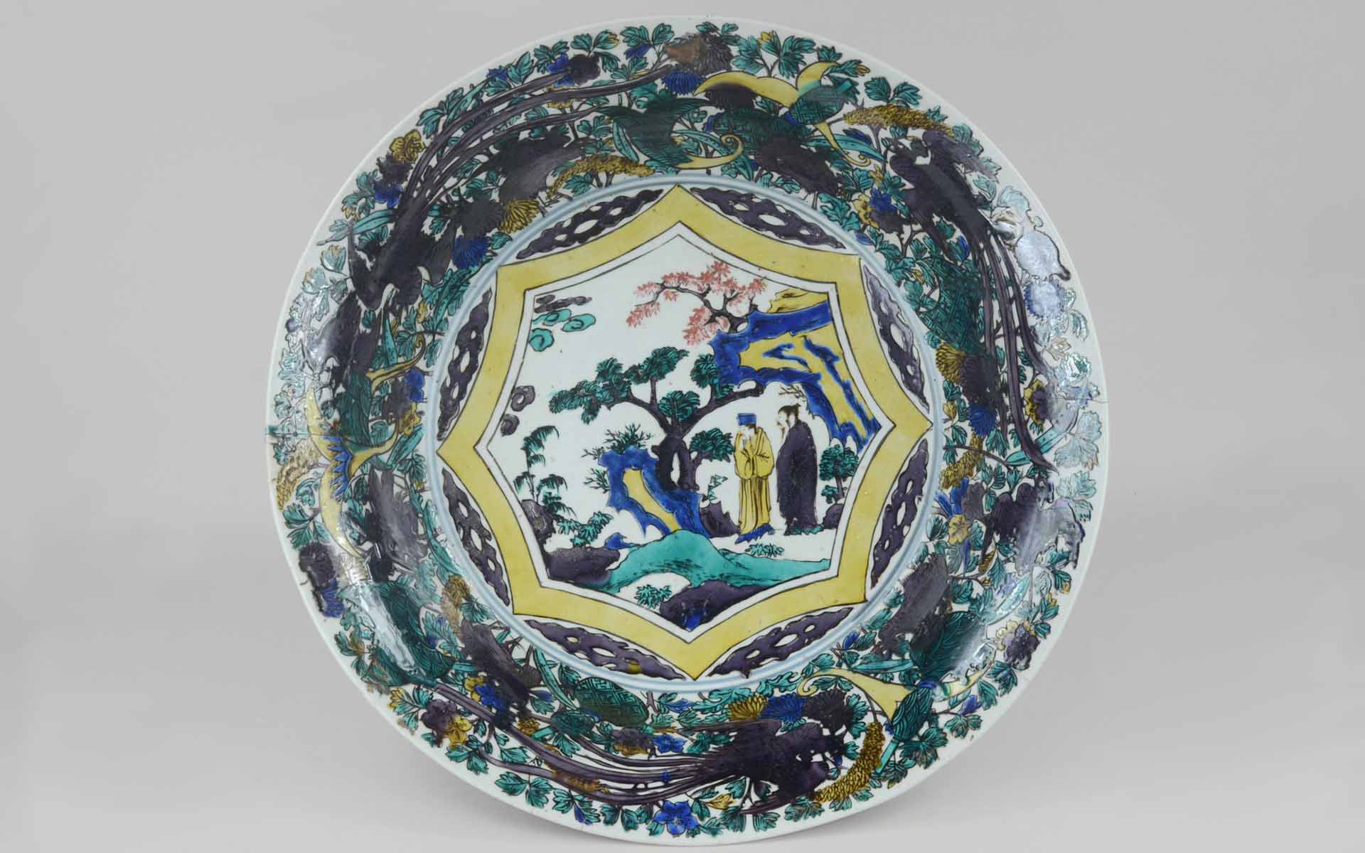 古九谷　色絵百花手唐人物図大平鉢（加賀市指定文化財）石川県九谷焼美術館 蔵